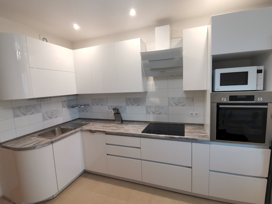 Белый кухонный гарнитур-Кухня МДФ в ПВХ «Модель 574»-фото2