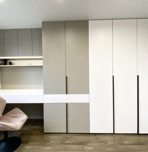 Встроенные распашные шкафы-Встроенный шкаф с белыми распашными дверями «Модель 25»-фото3